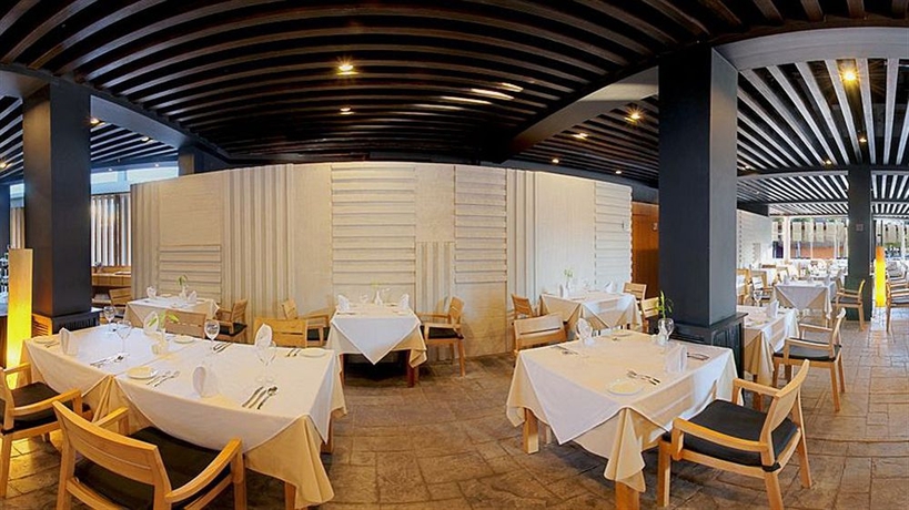 Imagen del bar/restaurante del Hotel Privilege Aluxes Isla Mujeres Adults Only. Foto 2