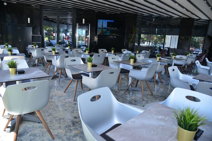 Imagen del bar/restaurante del Hotel Privilège Oasis Hôtel. Foto 1