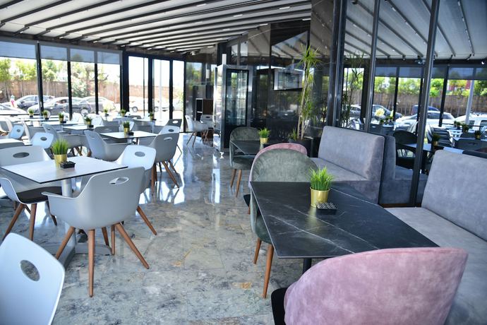 Imagen del bar/restaurante del Hotel Privil&egrave;ge Oasis H&ocirc;tel. Foto 3