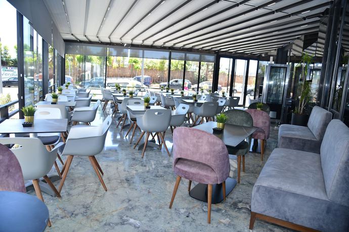 Imagen del bar/restaurante del Hotel Privil&egrave;ge Oasis H&ocirc;tel. Foto 6