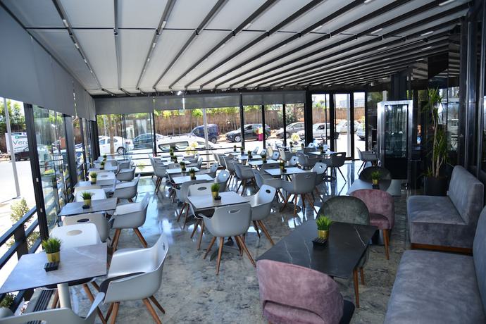 Imagen del bar/restaurante del Hotel Privil&egrave;ge Oasis H&ocirc;tel. Foto 8
