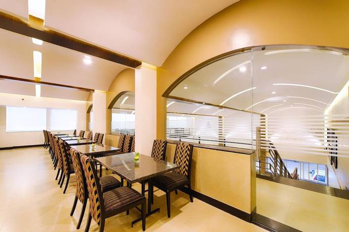 Imagen del bar/restaurante del Hotel Priyadarshini Classic. Foto 4