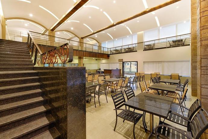 Imagen del bar/restaurante del Hotel Priyadarshini Classic. Foto 5