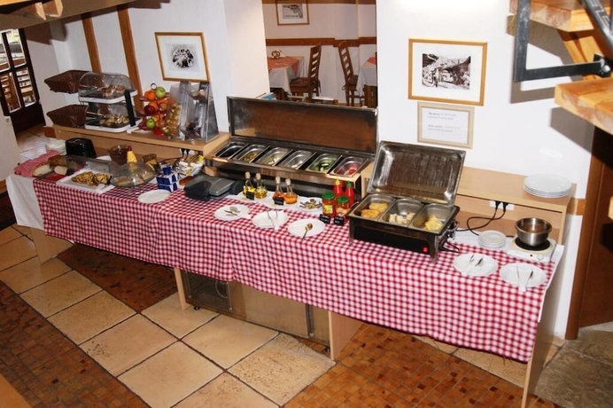 Imagen del bar/restaurante del Hotel Prizreni. Foto 6