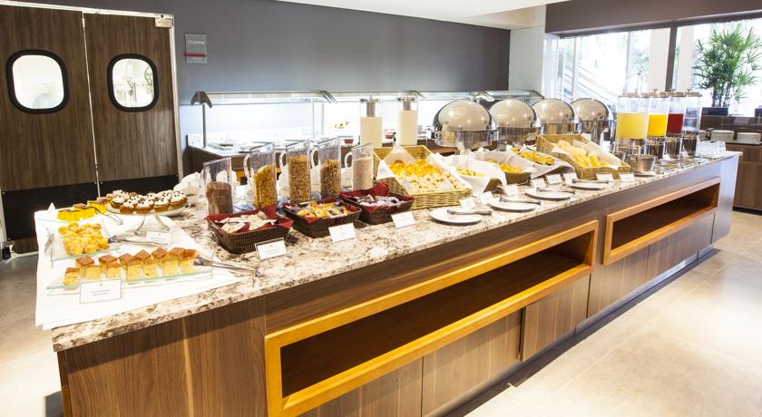 Imagen del bar/restaurante del Hotel Prodigy Santos Dumont by Wish. Foto 2