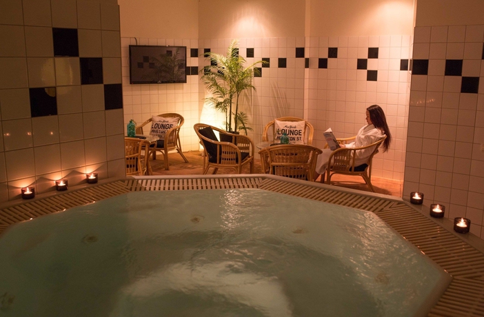 Imagen de la piscina del Hotel Profilhotels Savoy. Foto 13