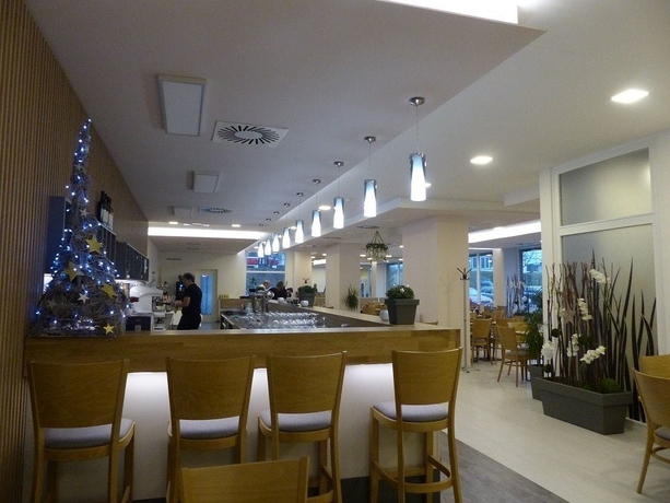 Imagen del bar/restaurante del Hotel Prometheus. Foto 6