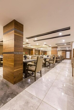 Imagen del bar/restaurante del Hotel Prominent Coporate Residency. Foto 20