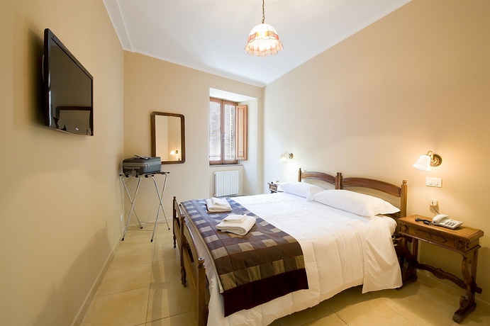 Imagen de la habitación del Hotel Properzio. Foto 6