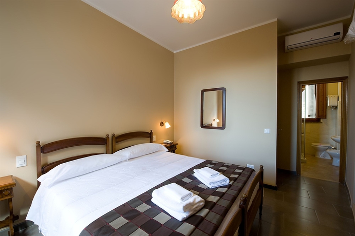 Imagen de la habitación del Hotel Properzio. Foto 10