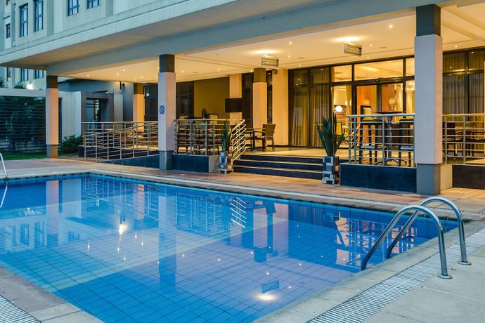 Imagen de la piscina del Hotel Protea By Marriott Benin City Select Emotan. Foto 10