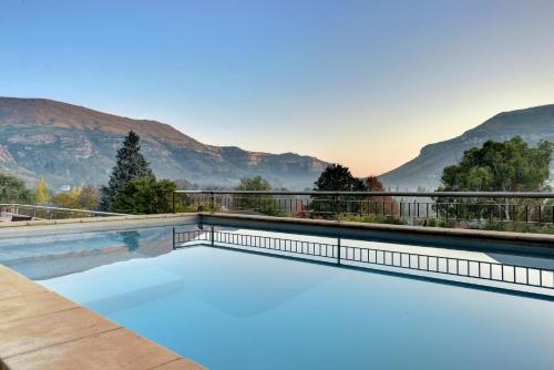 Imagen de la piscina del Hotel Protea By Marriott Clarens. Foto 12