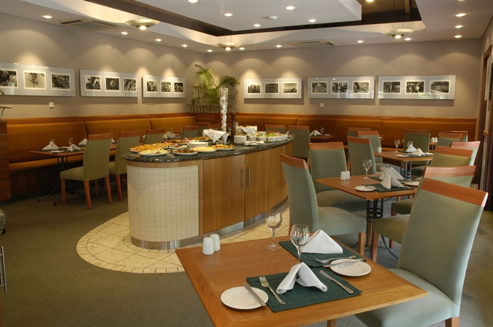 Imagen del bar/restaurante del Hotel Protea By Marriott Dar Es Salaam Oyster Bay. Foto 4