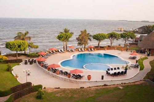 Imagen de la piscina del Hotel Protea By Marriott Entebbe. Foto 8