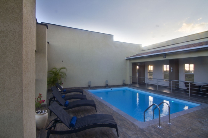 Imagen de la piscina del Hotel Protea By Marriott Lusaka Tower. Foto 16