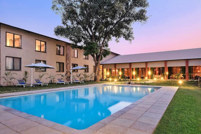 Imagen de la piscina del Hotel Protea By Marriott Ndola. Foto 12