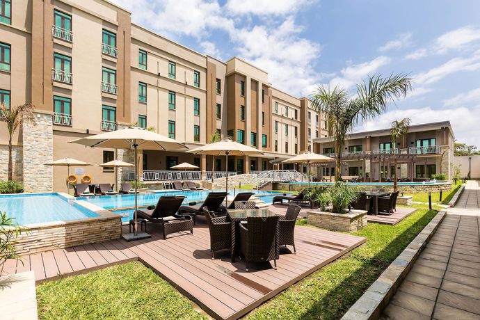 Imagen de la piscina del Hotel Protea Hotel by Marriott Takoradi Select. Foto 10