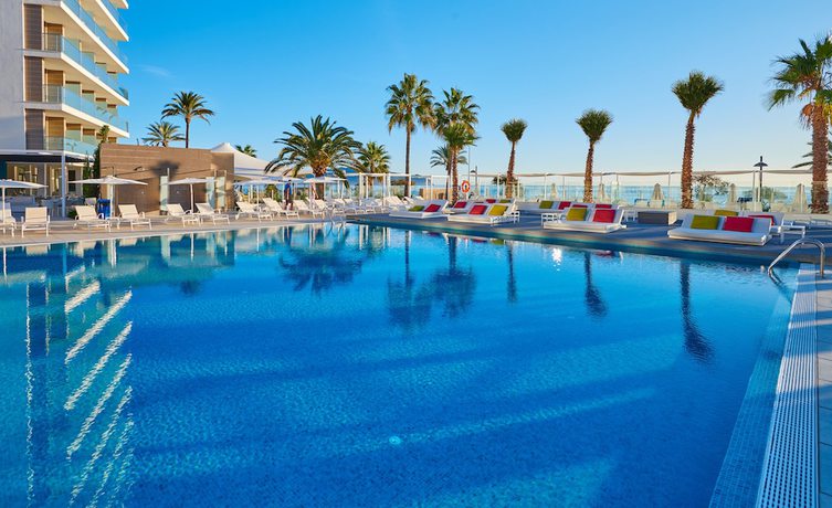 Imagen de la piscina del Hotel Protur Playa Cala Millor - Adults Only. Foto 19