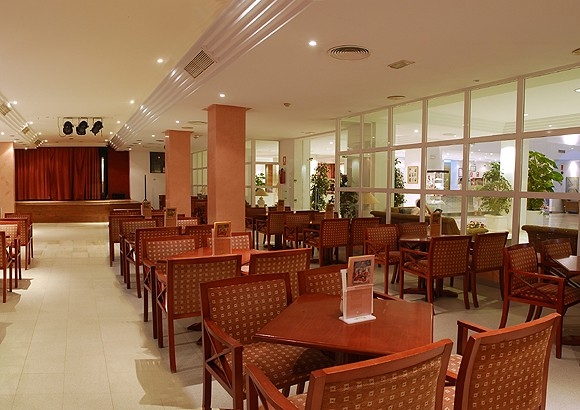 Imagen del bar/restaurante del Hotel Protur Vista Badía. Foto 2