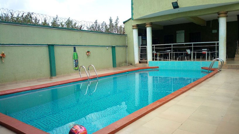 Imagen de la piscina del Hotel Prowess and Suites. Foto 18