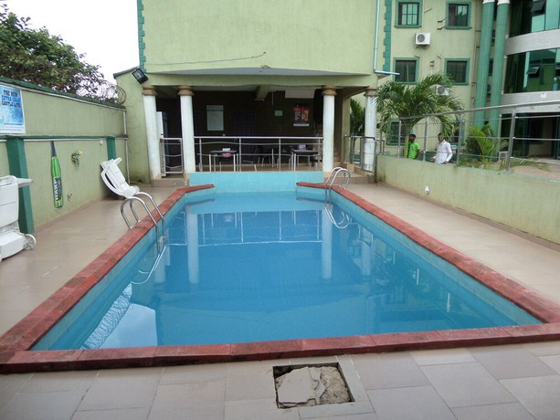 Imagen de la piscina del Hotel Prowess and Suites. Foto 20