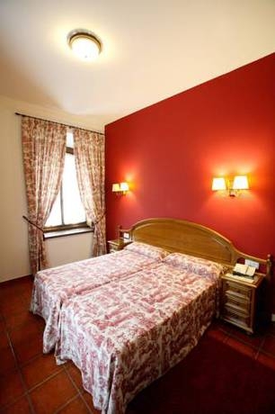 Imagen de la habitación del Hotel Puente Romano, Cangas de On&iacute;s. Foto 6