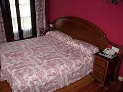 Imagen de la habitación del Hotel Puente Romano, Cangas de On&iacute;s. Foto 9