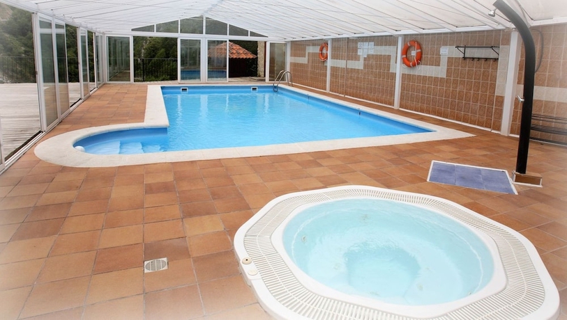 Imagen de la piscina del Hotel Puente Vidosa. Foto 18