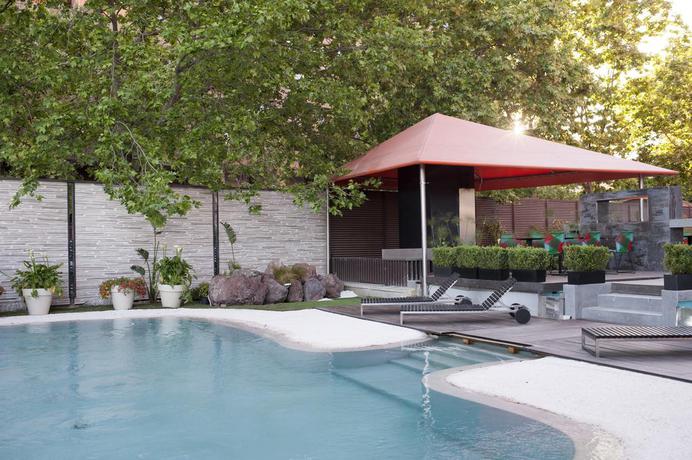 Imagen de la piscina del Hotel Puerta América. Foto 14