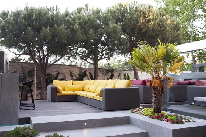 Imagen de los exteriores del Hotel Puerta América. Foto 12