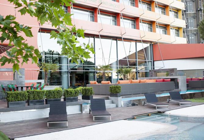 Imagen de los exteriores del Hotel Puerta América. Foto 13