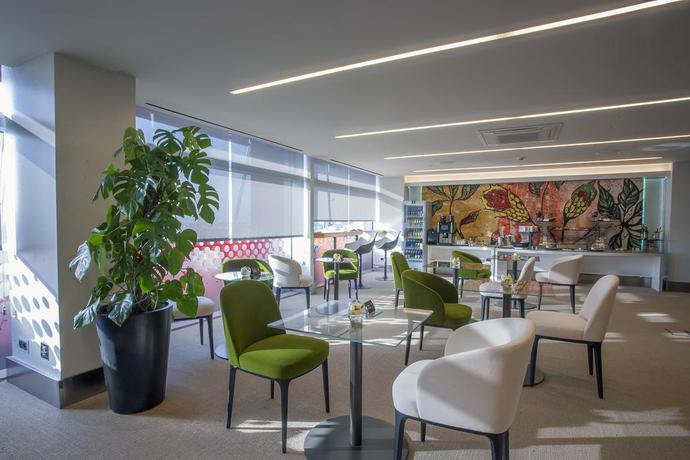 Imagen del bar/restaurante del Hotel Puerta América. Foto 4