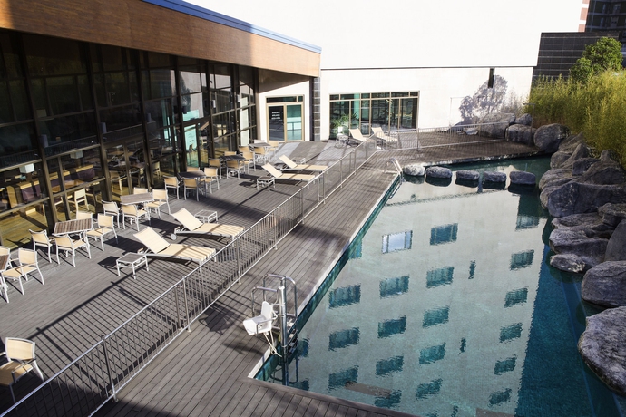 Imagen de la piscina del Hotel Puerta De Bilbao. Foto 16