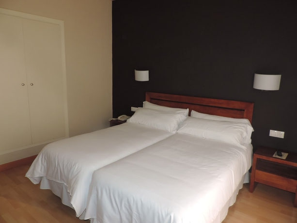 Imagen de la habitación del Hotel Puerta De España. Foto 6