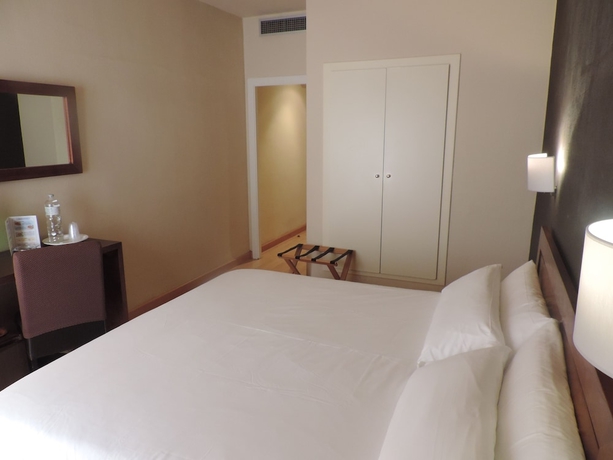 Imagen de la habitación del Hotel Puerta De España. Foto 8