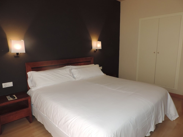 Imagen de la habitación del Hotel Puerta De España. Foto 10