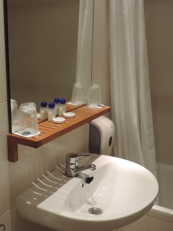 Imagen de la habitación del Hotel Puerta De España. Foto 14