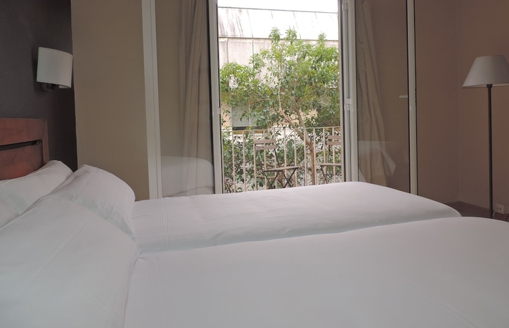 Imagen de la habitación del Hotel Puerta De España. Foto 16