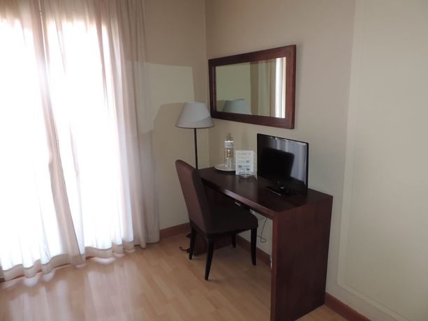 Imagen de la habitación del Hotel Puerta De España. Foto 18