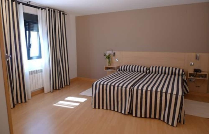 Imagen de la habitación del Hotel Puerta De La Santa. Foto 10