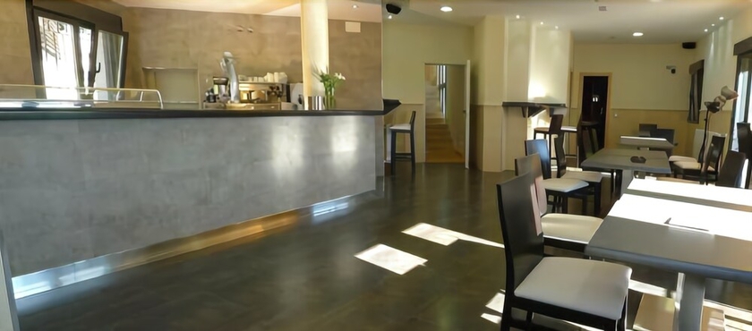 Imagen del bar/restaurante del Hotel Puerta De La Santa. Foto 7