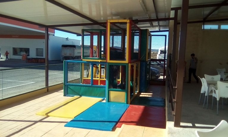 Imagen de los interiores del Hotel Puerta De La Serrania. Foto 19