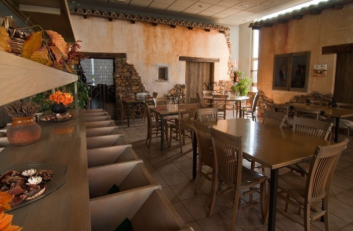 Imagen del bar/restaurante del Hotel Puerta De La Serrania. Foto 6