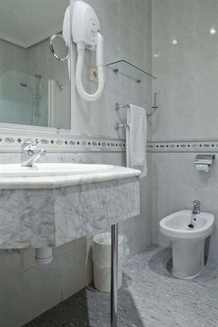 Imagen de la habitación del Hotel Puerta De Toledo. Foto 4