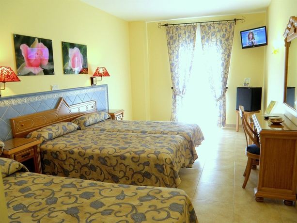 Imagen de la habitación del Hotel Puerta Del Mar, Nerja. Foto 2