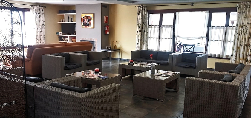 Imagen del bar/restaurante del Hotel Puerta Del Oriente. Foto 2