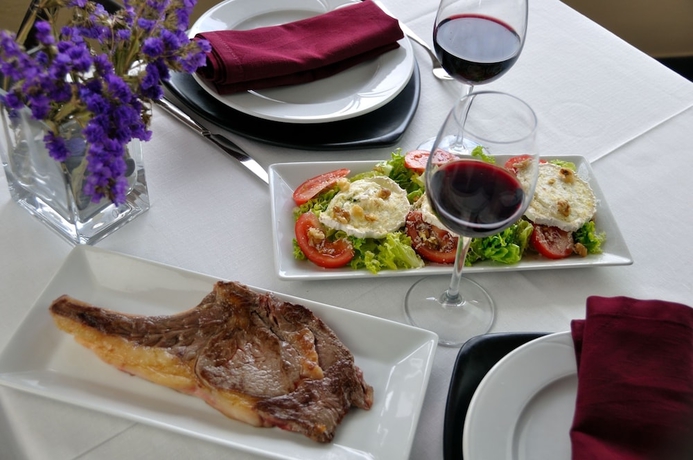 Imagen del bar/restaurante del Hotel Puerta Del Oriente. Foto 3