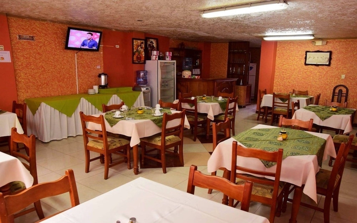 Imagen del bar/restaurante del Hotel Puerta Del Sol, Ba&ntilde;os de Agua Santa. Foto 4
