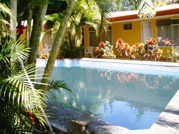 Imagen de la piscina del Hotel Puerta Del Sol, Cariari. Foto 11