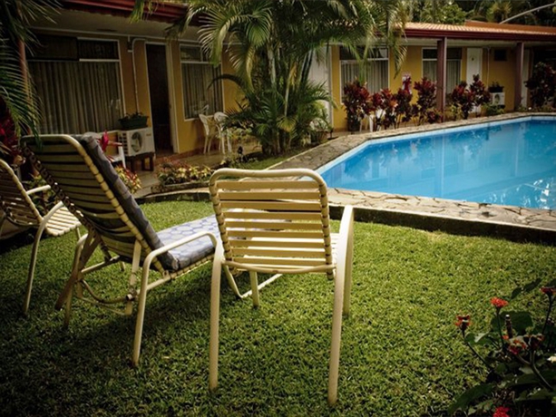 Imagen de la piscina del Hotel Puerta Del Sol, Cariari. Foto 15